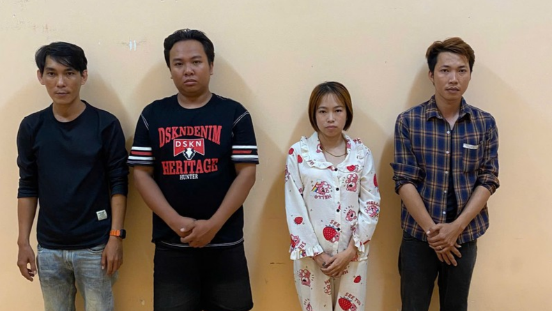 Vợ chồng Văn Công Mới bị tạm giam vì dàn cảnh bắt ghen , cướp 9 , 9 triệu đồng - Ảnh 1. Vợ chồng Văn Công Mới bị tạm giam vì dàn cảnh bắt ghen , cướp 9 , 9 triệu đồng - Ảnh 1.