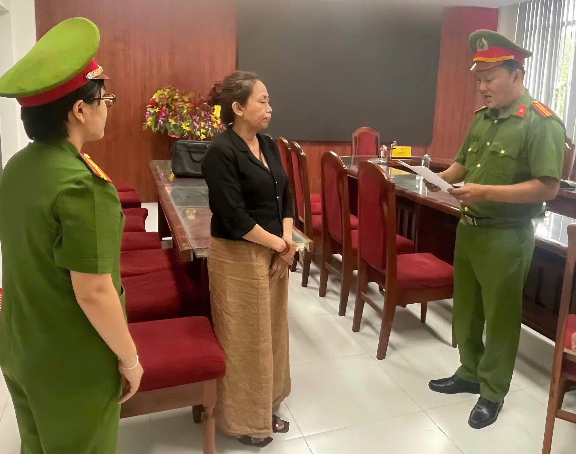 Bắt tạm giam môi giới bất động sản Nguyễn Thị Lệ Hoa 56 tuổi - Ảnh 1.