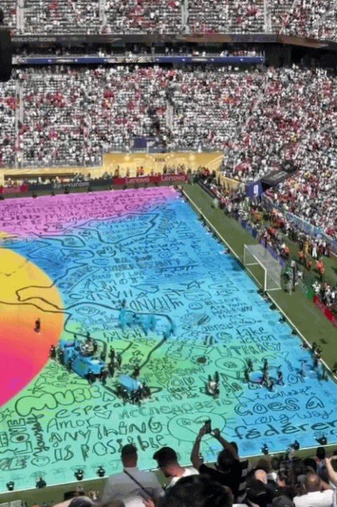 Ph&iacute;a sau 11 ph&uacute;t haftime show g&acirc;y b&atilde;o World Cup 2026: 5 ph&uacute;t trải bạt khổng lồ, cả trăm người chạy hồng hộc ti&ecirc;u tốn 7 tỷ đồng - Ảnh 2.