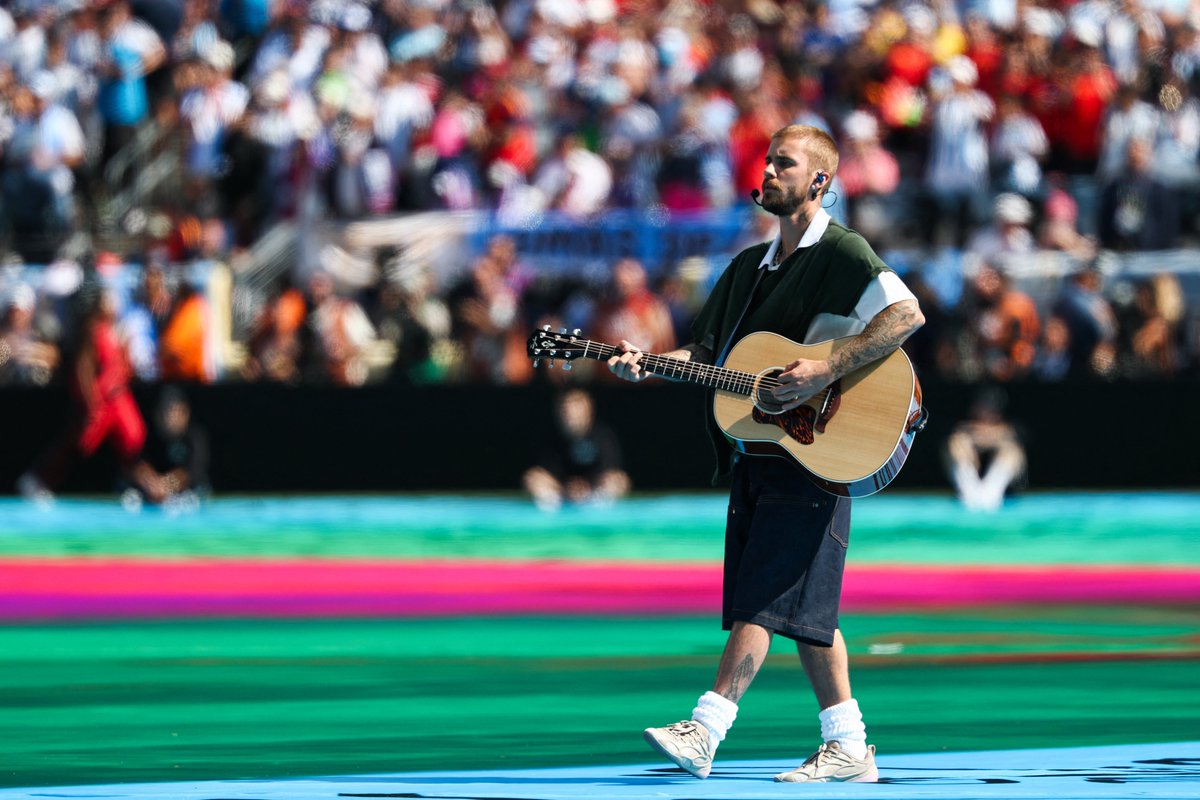 Ph&iacute;a sau 11 ph&uacute;t haftime show g&acirc;y b&atilde;o World Cup 2026: 5 ph&uacute;t trải bạt khổng lồ, cả trăm người chạy hồng hộc ti&ecirc;u tốn 7 tỷ đồng - Ảnh 1.