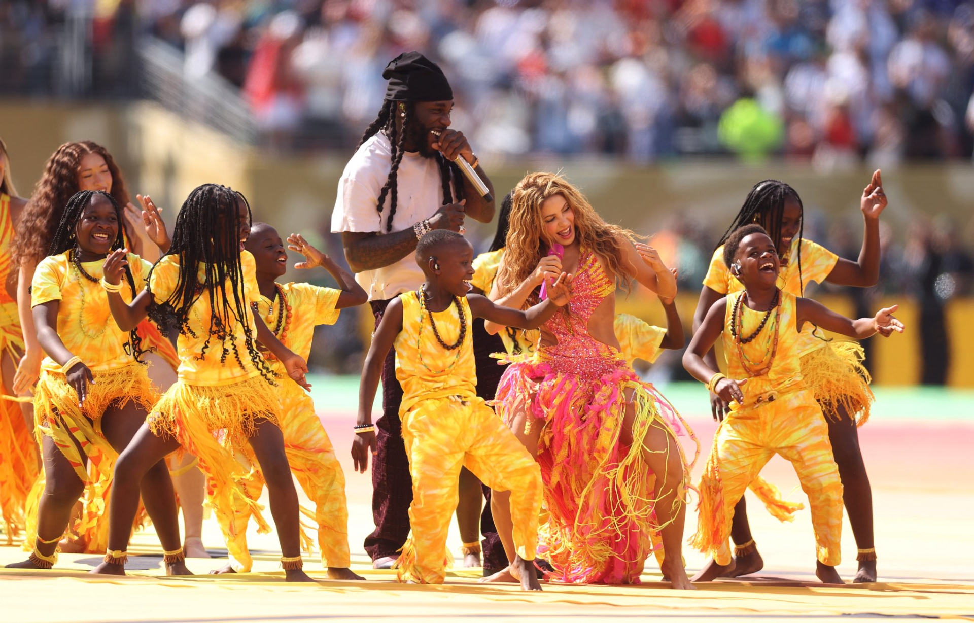 Ph&iacute;a sau 11 ph&uacute;t haftime show g&acirc;y b&atilde;o World Cup 2026: 5 ph&uacute;t trải bạt khổng lồ, cả trăm người chạy hồng hộc ti&ecirc;u tốn 7 tỷ đồng - Ảnh 8.
