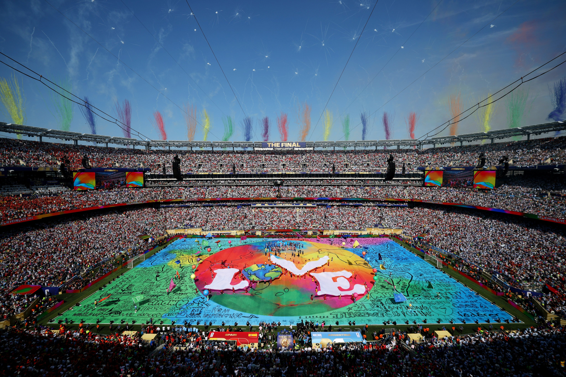 Ph&iacute;a sau 11 ph&uacute;t haftime show g&acirc;y b&atilde;o World Cup 2026: 5 ph&uacute;t trải bạt khổng lồ, cả trăm người chạy hồng hộc ti&ecirc;u tốn 7 tỷ đồng - Ảnh 7.