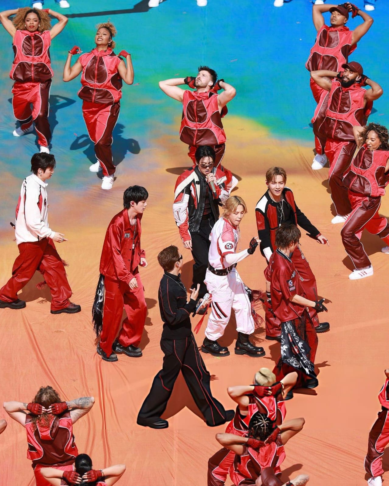 Ph&iacute;a sau 11 ph&uacute;t haftime show g&acirc;y b&atilde;o World Cup 2026: 5 ph&uacute;t trải bạt khổng lồ, cả trăm người chạy hồng hộc ti&ecirc;u tốn 7 tỷ đồng - Ảnh 5.