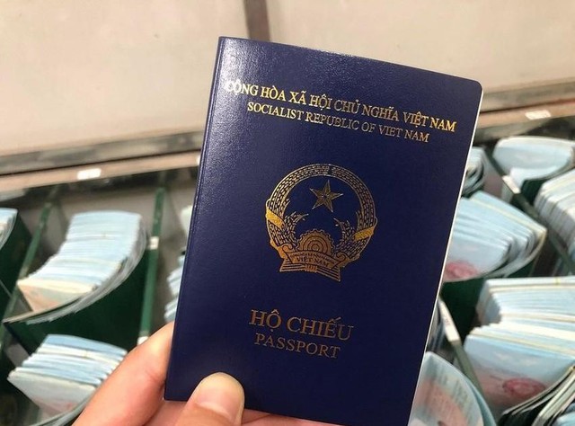 Lời khuy&ecirc;n cho c&ocirc;ng d&acirc;n d&ugrave;ng hộ chiếu cũ chưa gắn chip năm 2026 - Ảnh 2.