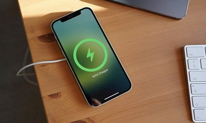 4 Th&oacute;i quen sạc pin t&agrave;n ph&aacute; iPhone nhanh ch&oacute;ng m&agrave; bạn cần tr&aacute;nh ngay - Ảnh 1.