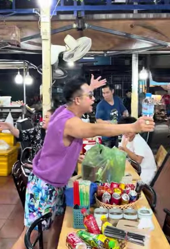 Nam ca sĩ sang Campuchia h&ocirc; to: "Việt Nam mu&ocirc;n năm!" - Ảnh 2.
