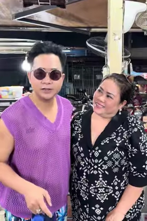 Nam ca sĩ sang Campuchia h&ocirc; to: "Việt Nam mu&ocirc;n năm!" - Ảnh 1.