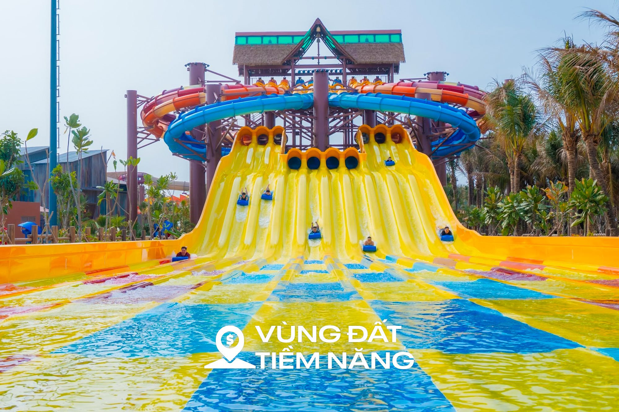 Ngắm 10 l&agrave;n trượt nước d&agrave;i hơn 1.000 m tạo n&ecirc;n kỷ lục thế giới trong c&ocirc;ng vi&ecirc;n c&oacute; 10.000 c&acirc;y dừa ở TP.HCM - Ảnh 1.