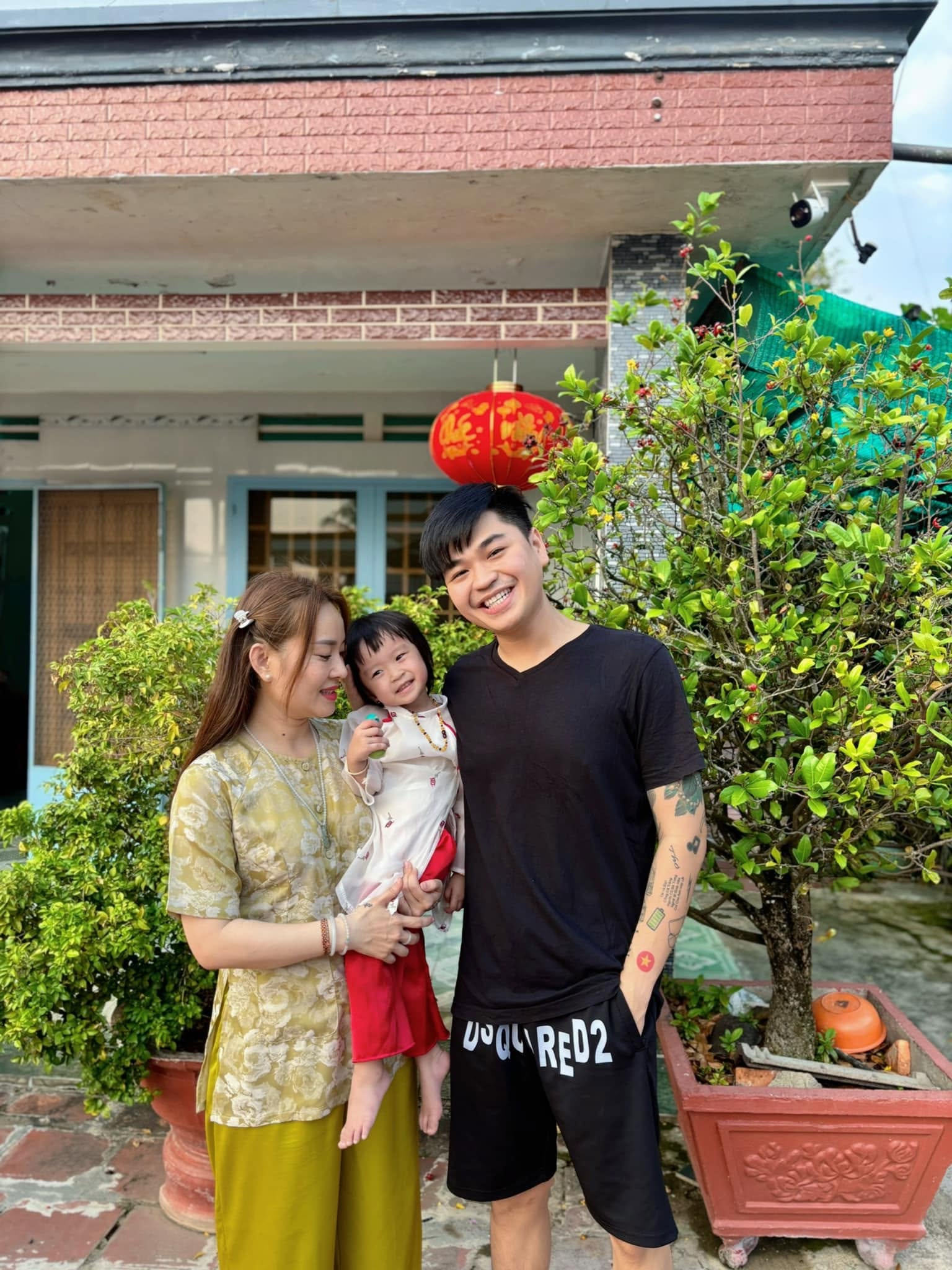 Nam ca sĩ SN 1992 bị chế giễu v&igrave; lấy vợ hơn 8 tuổi c&oacute; 2 con ri&ecirc;ng: "Th&ocirc;i th&igrave; cười thật to" - Ảnh 1.