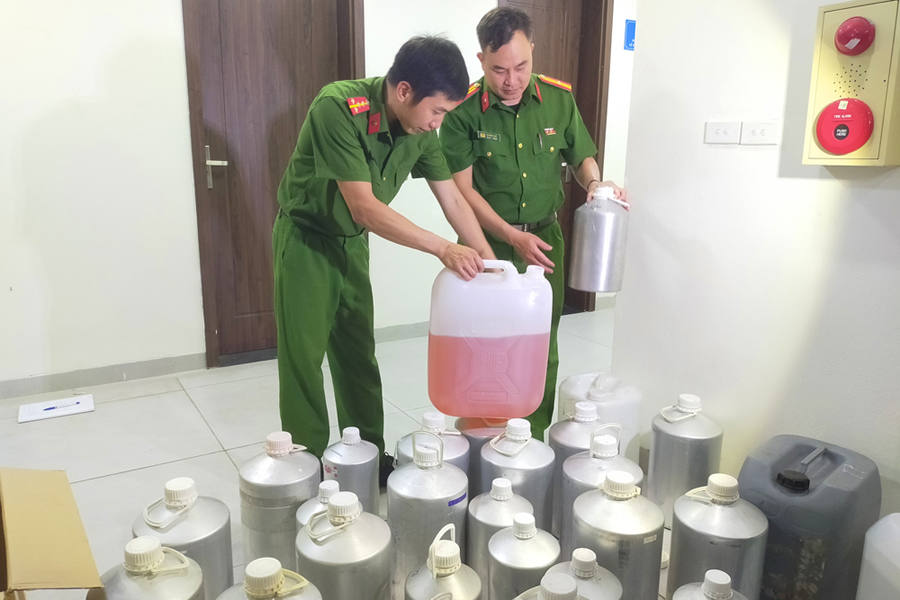Kh&aacute;m x&eacute;t khẩn cấp tại thanh h&oacute;a v&agrave; H&agrave; Nội , khởi tố 13 bị can sản xuất h&agrave;ng giả - Ảnh 5.