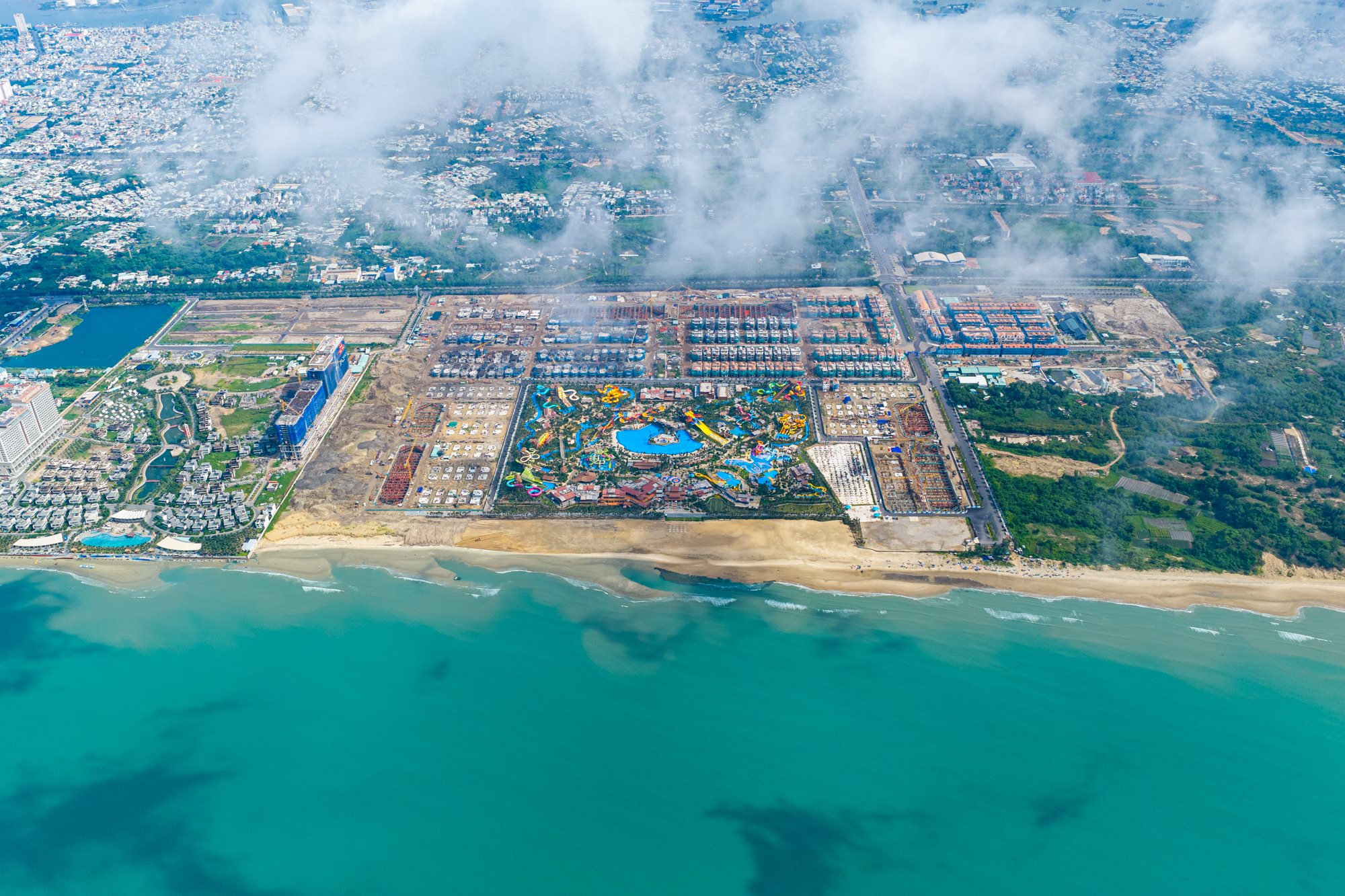 Ngắm 10 l&agrave;n trượt nước d&agrave;i hơn 1.000 m tạo n&ecirc;n kỷ lục thế giới trong c&ocirc;ng vi&ecirc;n c&oacute; 10.000 c&acirc;y dừa ở TP.HCM - Ảnh 2.