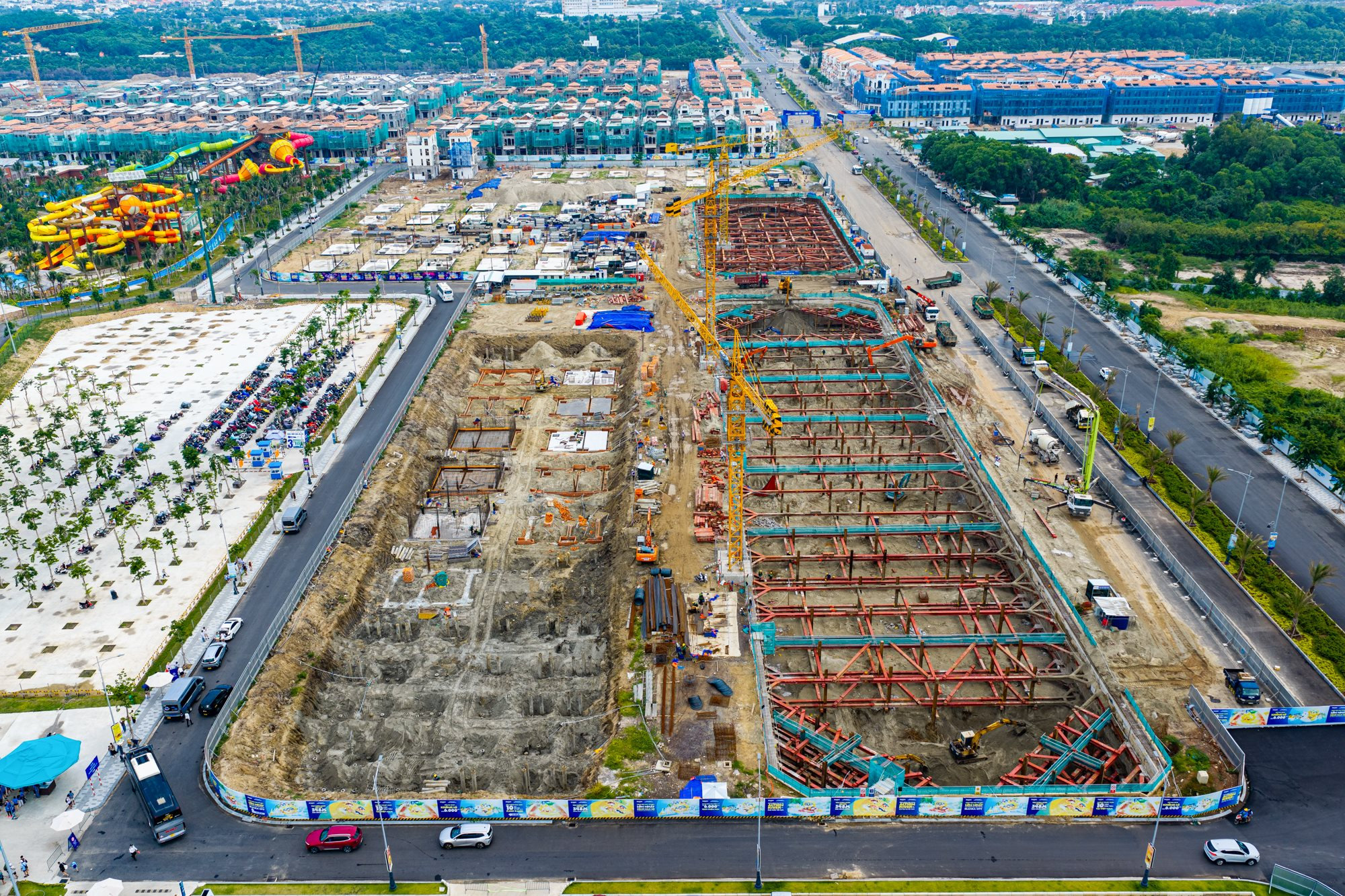 Ngắm 10 l&agrave;n trượt nước d&agrave;i hơn 1.000 m tạo n&ecirc;n kỷ lục thế giới trong c&ocirc;ng vi&ecirc;n c&oacute; 10.000 c&acirc;y dừa ở TP.HCM - Ảnh 11.