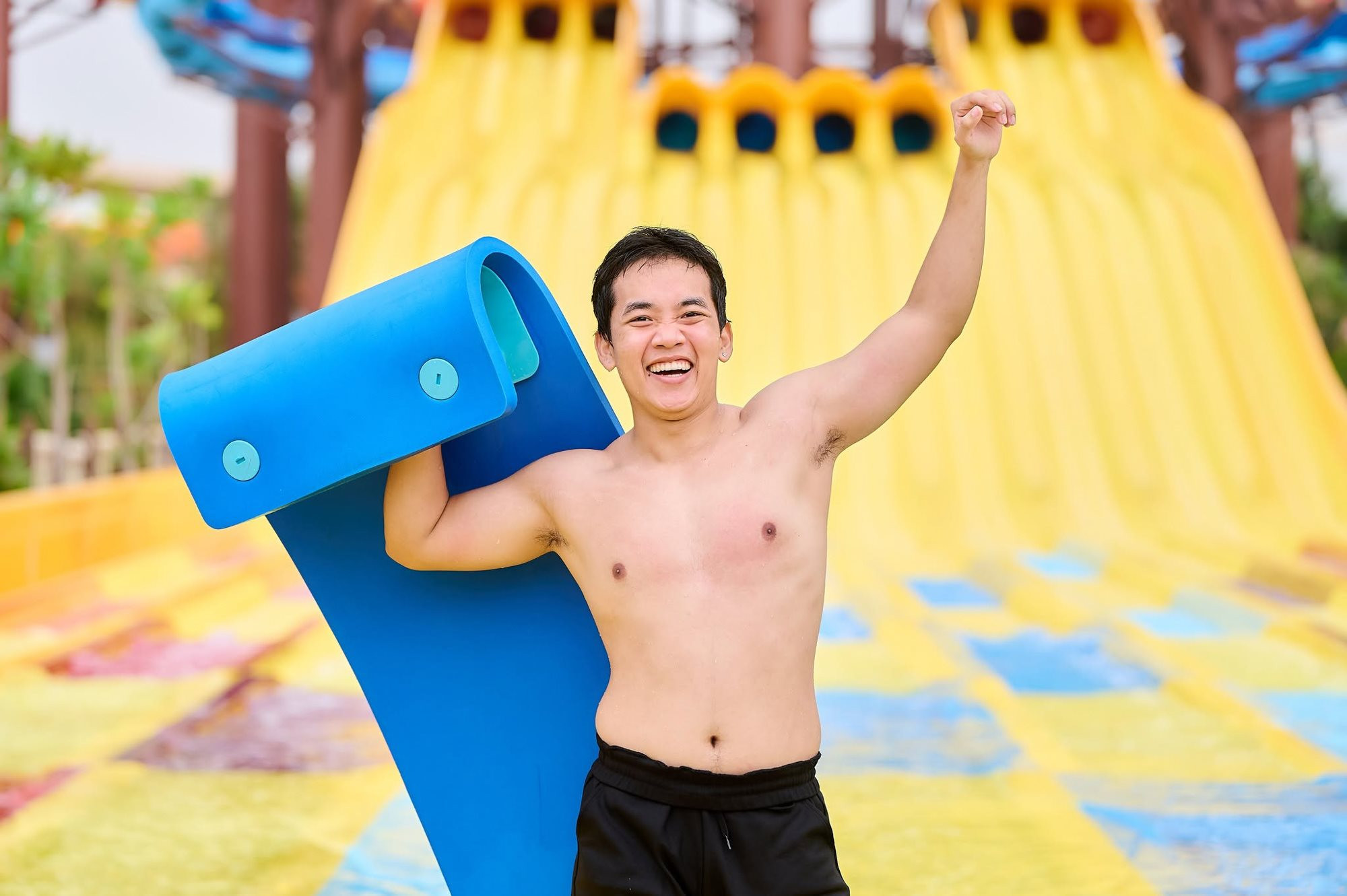 Ngắm 10 l&agrave;n trượt nước d&agrave;i hơn 1.000 m tạo n&ecirc;n kỷ lục thế giới trong c&ocirc;ng vi&ecirc;n c&oacute; 10.000 c&acirc;y dừa ở TP.HCM - Ảnh 5.