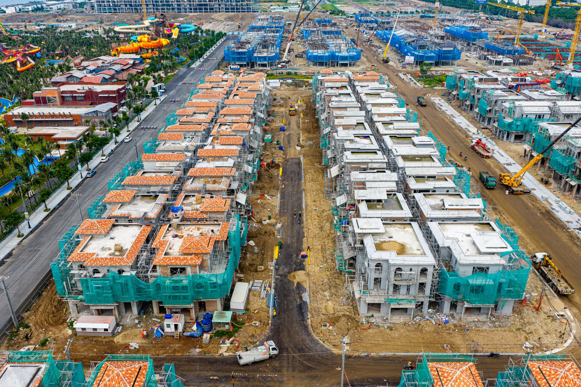 Ngắm 10 l&agrave;n trượt nước d&agrave;i hơn 1.000 m tạo n&ecirc;n kỷ lục thế giới trong c&ocirc;ng vi&ecirc;n c&oacute; 10.000 c&acirc;y dừa ở TP.HCM - Ảnh 10.