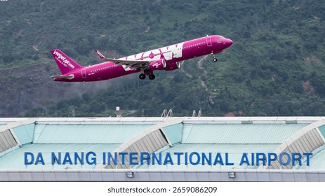 Tuần trước, sân bay Đà Nẵng ghi nhận 2 máy bay lạ của Vietjet trong cùng 1 ngày - Ảnh 2.