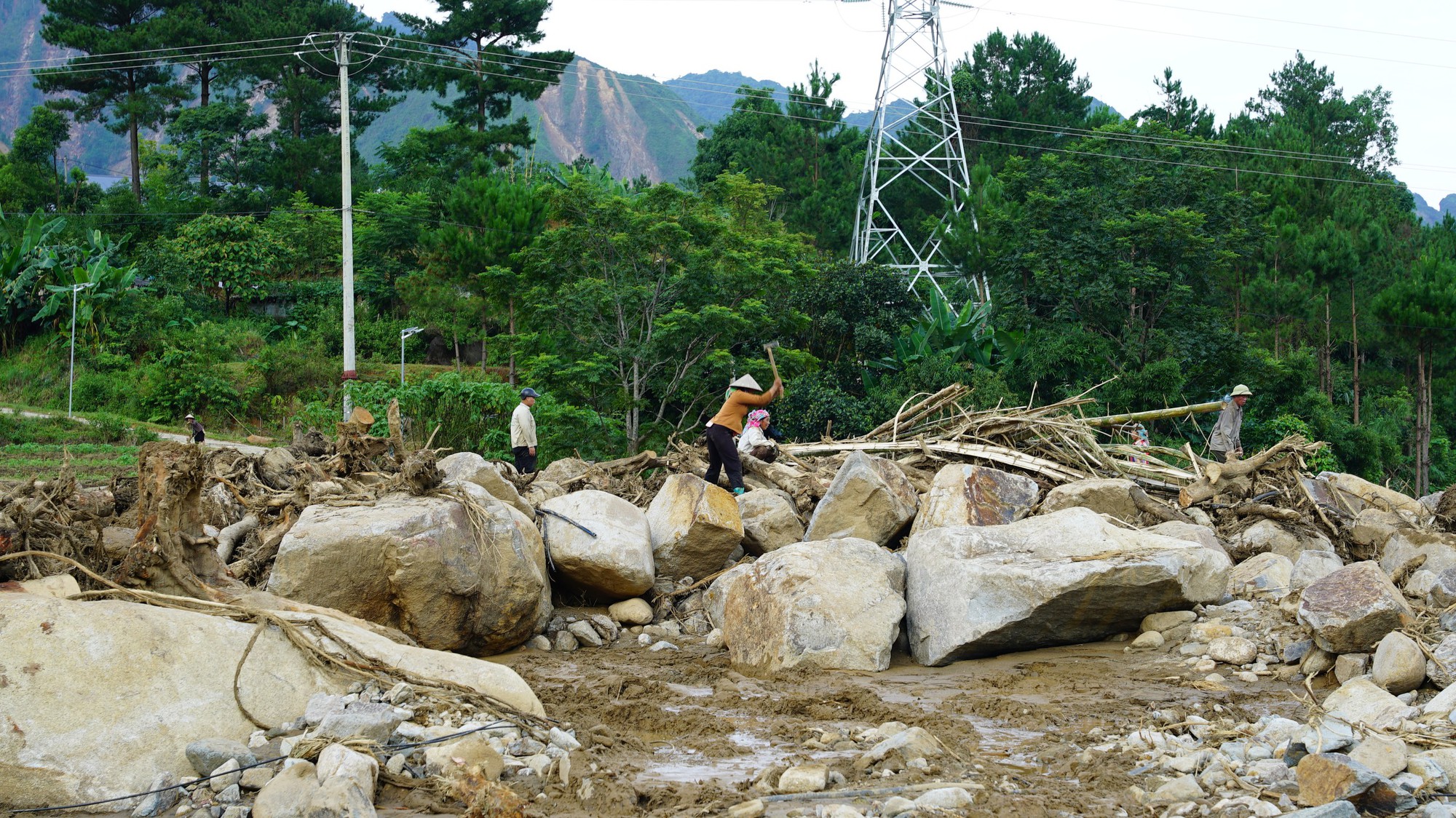 Lũ quét bản Chít 2026: Người dân trở về giữa đống đổ nát , mất hết tài sản - Ảnh 15. Lũ quét bản Chít 2026: Người dân trở về giữa đống đổ nát , mất hết tài sản - Ảnh 15.