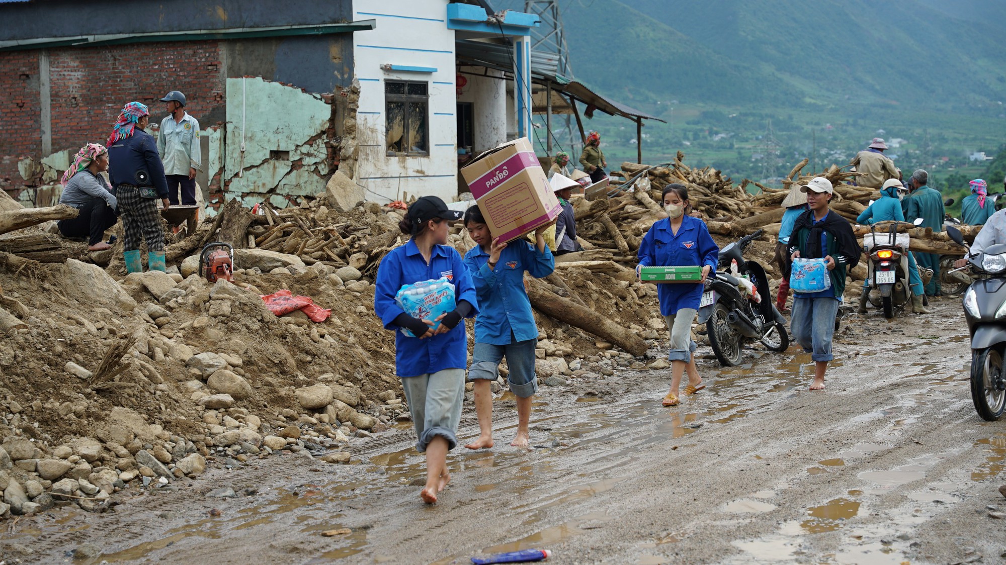 Lũ quét bản Chít 2026: Người dân trở về giữa đống đổ nát , mất hết tài sản - Ảnh 8. Lũ quét bản Chít 2026: Người dân trở về giữa đống đổ nát , mất hết tài sản - Ảnh 8.