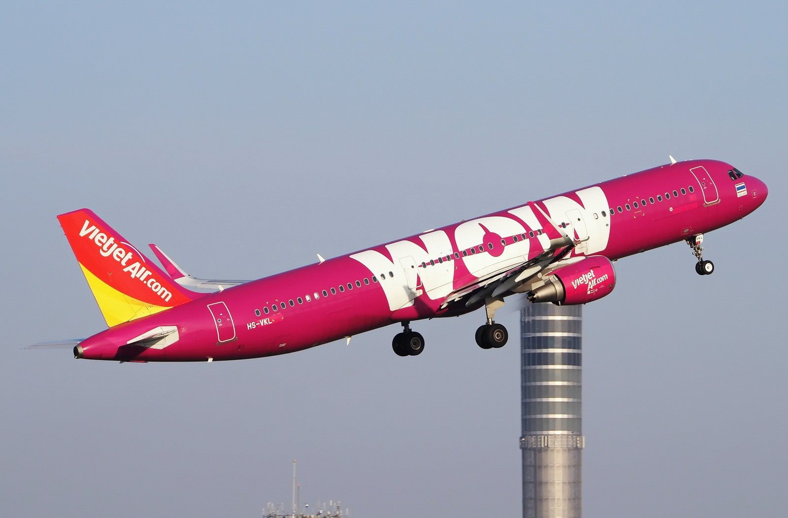 M&aacute;y bay lạ m&agrave;u t&iacute;m hồng, mang chữ &ldquo;WOW&rdquo; khổng lồ xuất hiện tại T&acirc;n Sơn Nhất - Ảnh 3.