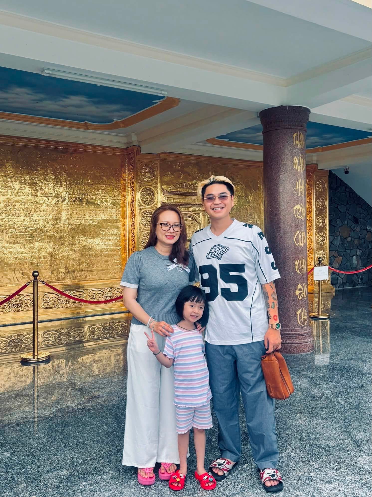Nam ca sĩ SN 1992 bị chế giễu v&igrave; lấy vợ hơn 8 tuổi c&oacute; 2 con ri&ecirc;ng: "Th&ocirc;i th&igrave; cười thật to" - Ảnh 2.