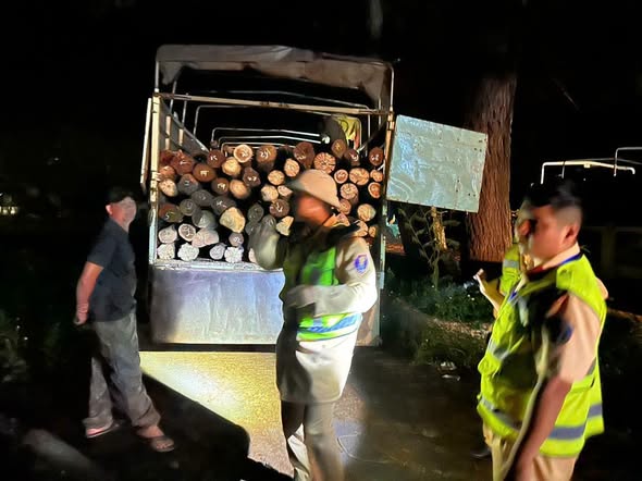 Mật phục trong đ&ecirc;m, ph&aacute;t hiện 2 xe tải lạ, c&ocirc;ng an Việt Nam lập tức theo d&otilde;i gi&aacute;m s&aacute;t, kiểm tra - Ảnh 3.