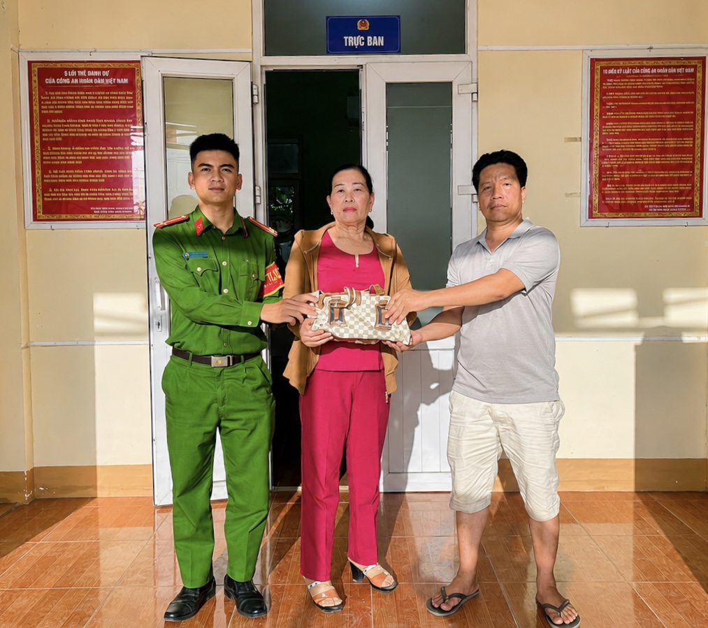 Phát hiện túi xách bị bỏ quên chứa 130 triệu đồng tại quán cà phê Đồi Sơn - Ảnh 1. Phát hiện túi xách bị bỏ quên chứa 130 triệu đồng tại quán cà phê Đồi Sơn - Ảnh 1.