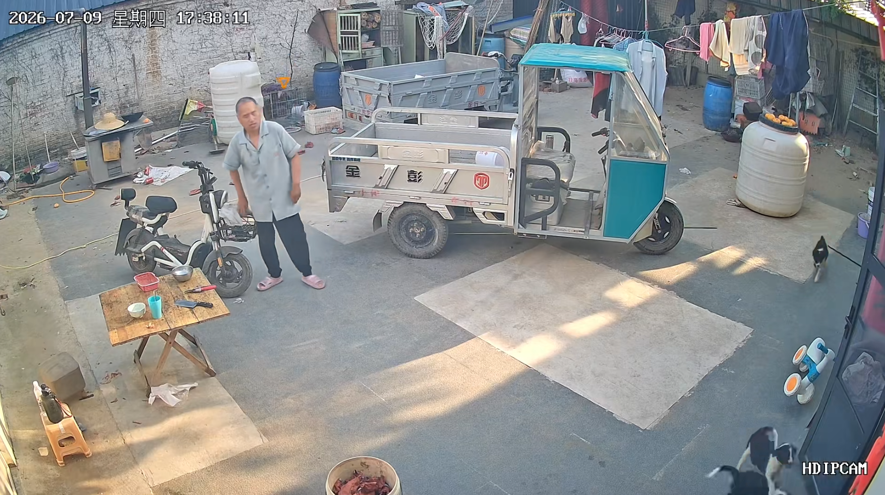 Gần 19 triệu người xem đi xem lại đoạn camera v&igrave; h&agrave;nh động của em b&eacute; 1,5 tuổi khi gặp người &ocirc;ng khiếm thị- Ảnh 2.