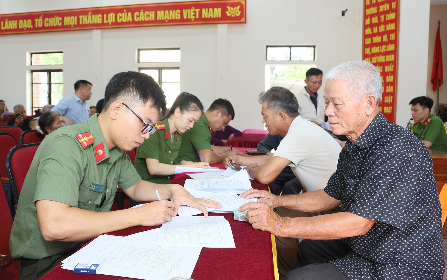 VNeID tích hợp thêm tính năng tra cứu thân nhân liệt sĩ - Ảnh 2.