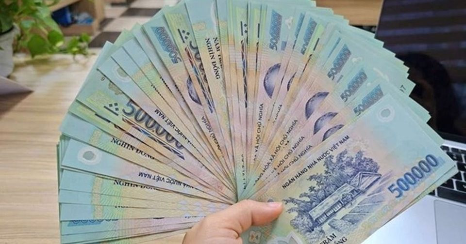 Kỹ thuật viên VAECO phát hiện tài sản bỏ quên gồm 70 triệu đồng và 2 . 200 USD - Ảnh 1.