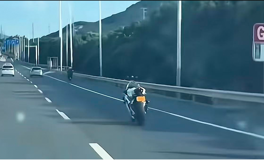Đang ngồi ô tô, người đàn ông phát hiện xe máy 