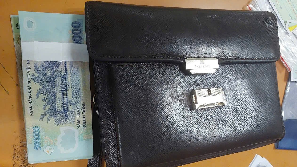 C&ocirc;ng an x&aacute;c minh nhiều cọc tiền nằm rải r&aacute;c quanh cảng h&agrave;ng kh&ocirc;ng quốc tế Nội B&agrave;i: Tổng gi&aacute; trị gần 725 triệu đồng - Ảnh 2.