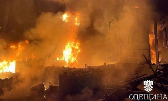 Hàng chục tên lửa nã vào Odesa, quy mô gây kinh ngạc - BQP Nga ra tuyên bố, Kiev phút chót mất sạch 1 thứ - Ảnh 1.