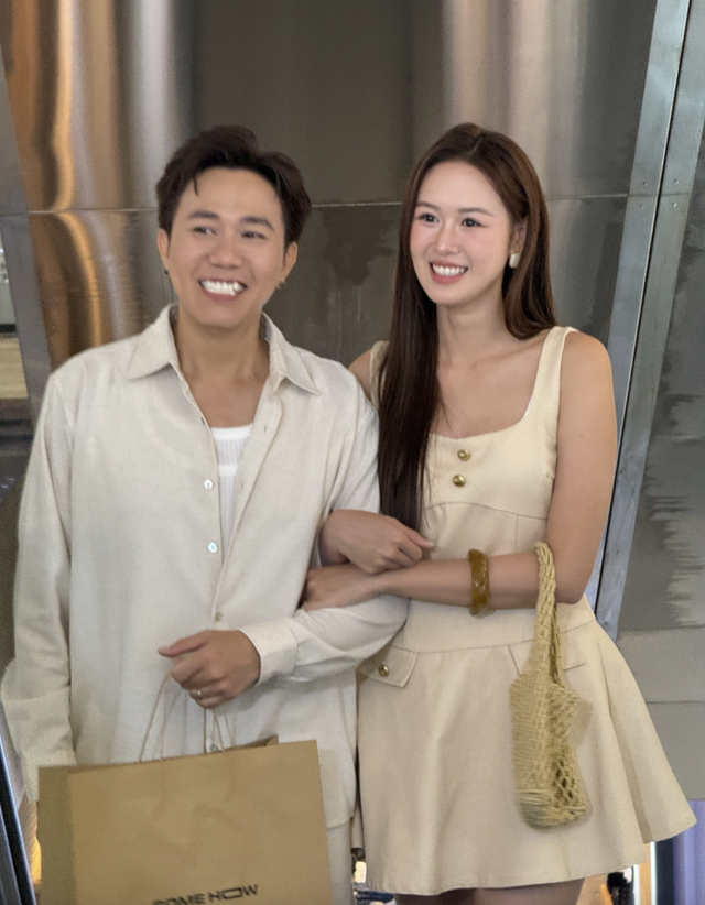 2 th&agrave;nh vi&ecirc;n hội bạn Trấn Th&agrave;nh bị "t&oacute;m" &ocirc;m s&aacute;t rạt giữa trung t&acirc;m thương mại, vội c&oacute; phản ứng khi bị ph&aacute;t hiện - Ảnh 4.