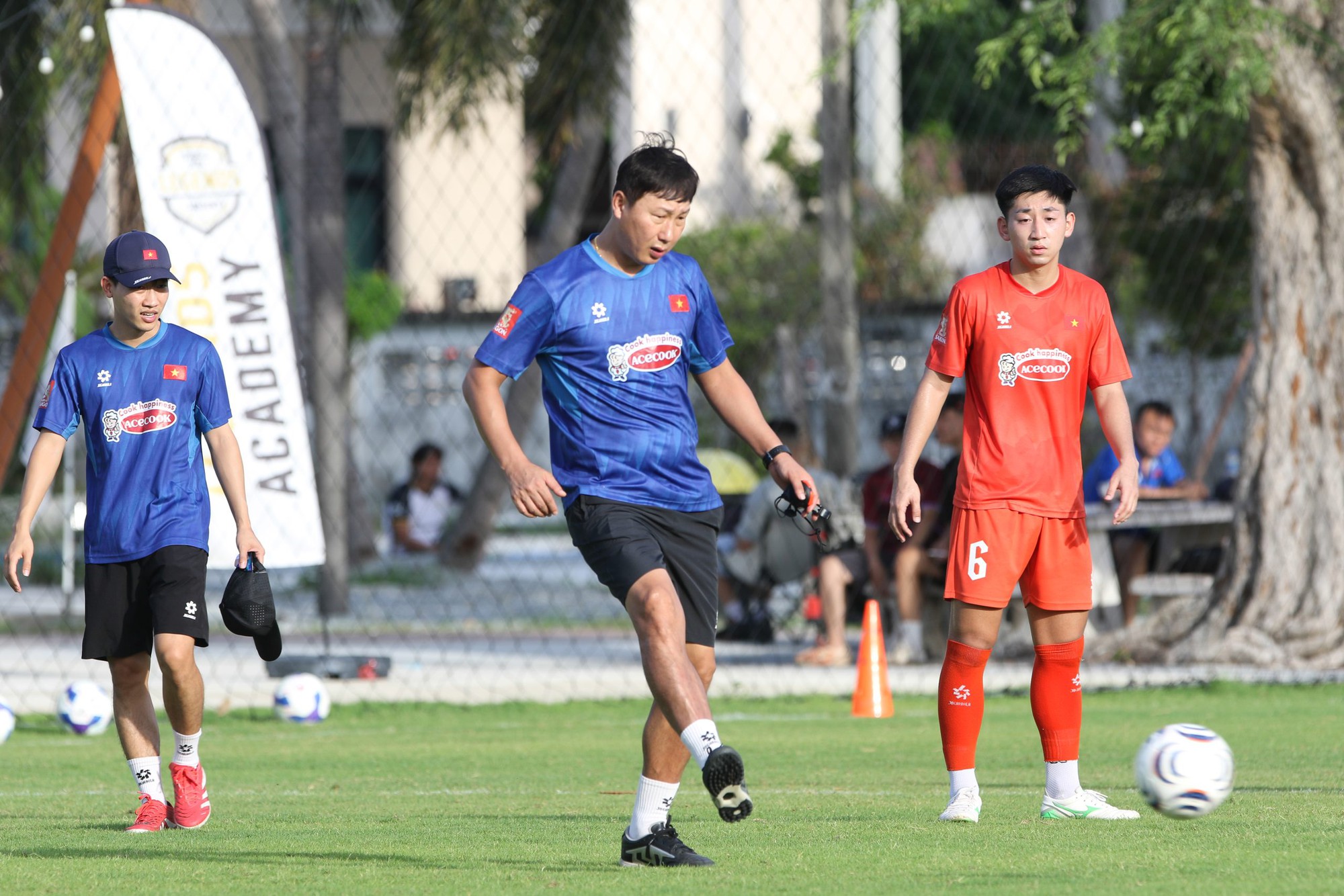 Indonesia lộ si&ecirc;u đội h&igrave;nh nhập tịch cho AFF Cup, HLV Kim Sang-sik gặp "thử th&aacute;ch cực đại" - Ảnh 2.