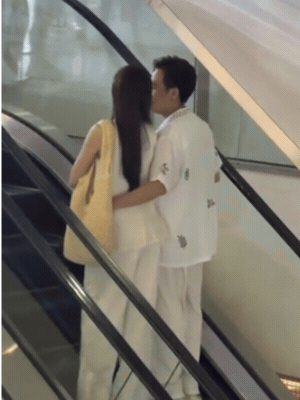 2 th&agrave;nh vi&ecirc;n hội bạn Trấn Th&agrave;nh bị "t&oacute;m" &ocirc;m s&aacute;t rạt giữa trung t&acirc;m thương mại, vội c&oacute; phản ứng khi bị ph&aacute;t hiện - Ảnh 1.