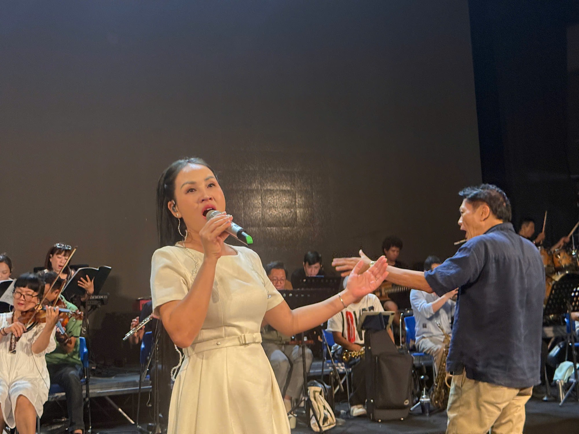 Nguyễn Khánh Ly: "Tôi sẽ kể câu chuyện tình yêu ấy trong đêm 24/7" - Ảnh 1. Nguyễn Khánh Ly: "Tôi sẽ kể câu chuyện tình yêu ấy trong đêm 24/7" - Ảnh 1.