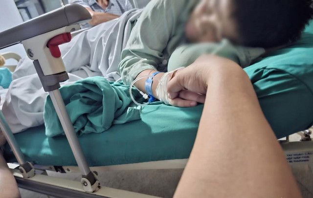Nam sinh lớp 6 nghi bị bạn nhét bút bi vào hậu môn ở Hà Nội: Công an mời các bên liên quan làm việc - Ảnh 1.