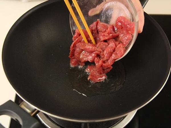 Xào thịt bò nên đợi dầu sôi hay cho vào chảo ngay? Thì ra nhiều người luôn làm sai - Ảnh 1.
