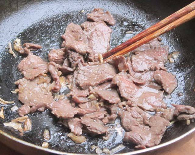 Xào thịt bò nên đợi dầu sôi hay cho vào chảo ngay? Thì ra nhiều người luôn làm sai - Ảnh 2.