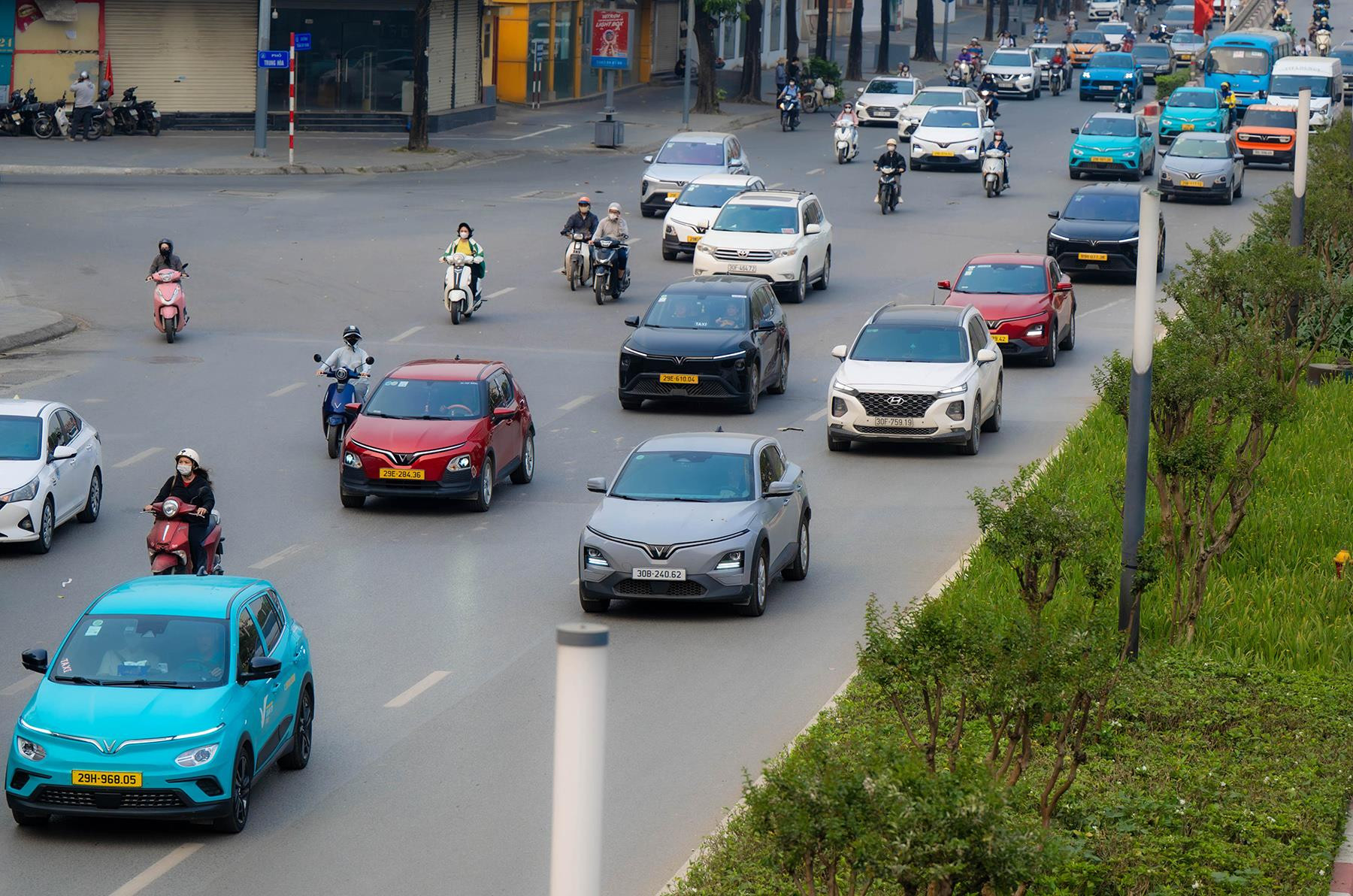 Việt Nam nổi bật trong cuộc đua xe điện ASEAN v&agrave; th&aacute;ch thức ph&aacute;t triển ng&agrave;nh &ocirc; t&ocirc; - Ảnh 1.