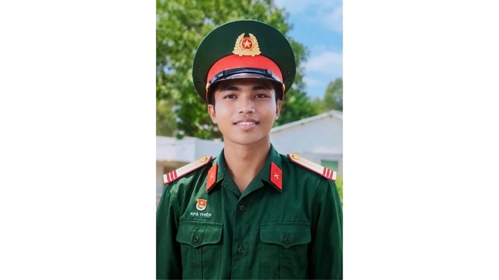 Truy tặng bằng khen cho chiến sĩ Kpă Thi&ecirc;p cứu người bị điện giật ở Gia Lai - Ảnh 1.