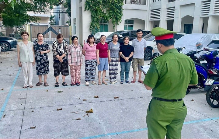 Bắt nh&oacute;m nữ qu&aacute;i tổ chức đ&aacute;nh bạc l&ocirc; đề gần 8 tỷ đồng ở Đ&agrave; Nẵng - Ảnh 1.