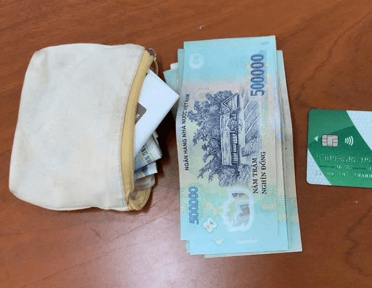 Ph&aacute;t hiện chiếc v&iacute; chứa xấp tiền mệnh gi&aacute; 500.000 đồng v&agrave; 1 thẻ ng&acirc;n h&agrave;ng tại 1 qu&aacute;n c&agrave; ph&ecirc;: C&ocirc;ng an lập tức v&agrave;o cuộc x&aacute;c minh - Ảnh 1.