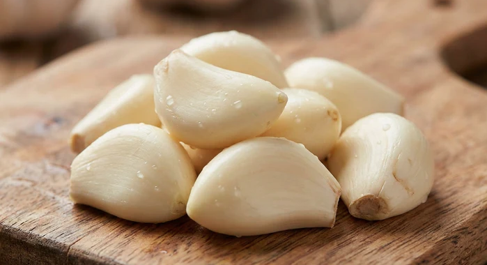 V&igrave; sao nhiều người ng&acirc;m tỏi trong nước s&ocirc;i trước khi b&oacute;c? C&ocirc;ng dụng g&acirc;y bất ngờ- Ảnh 2.