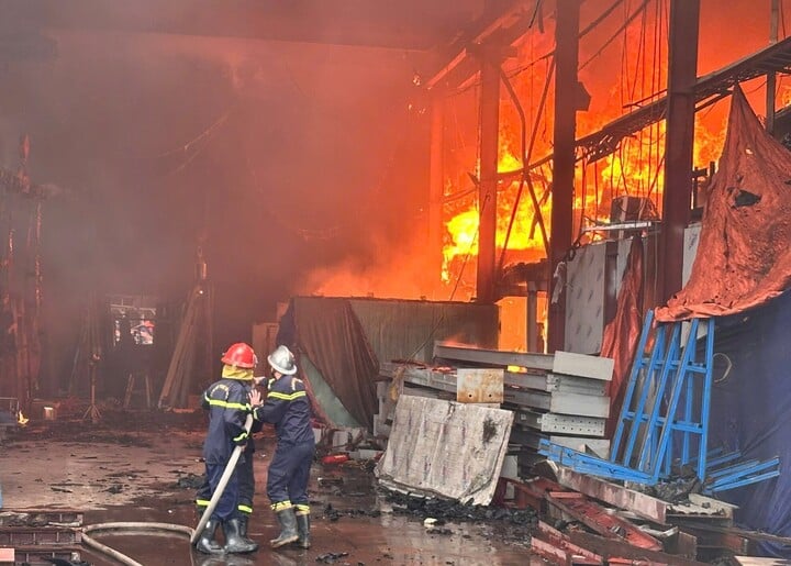 Kh&oacute;i lửa bao tr&ugrave;m xưởng sản xuất k&iacute;nh ở Th&aacute;i Nguy&ecirc;n , Vụ hỏa hoạn nghi&ecirc;m trọng - Ảnh 2.