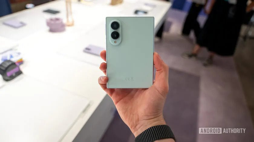 Galaxy Z Fold 8 c&oacute; thực sự đ&aacute;ng gi&aacute; gần 50 triệu đồng hay chỉ l&agrave; n&eacute;m tiền qua cửa sổ? - Ảnh 2.