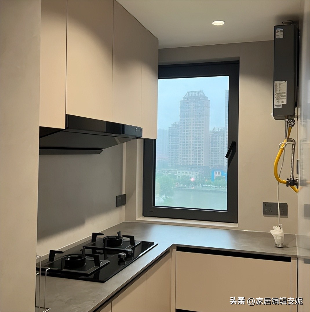 C&oacute; n&ecirc;n mở cửa sổ khi bật m&aacute;y h&uacute;t m&ugrave;i? Chuy&ecirc;n gia chỉ ra sai lầm nhiều gia đ&igrave;nh mắc phải, c&agrave;ng đ&oacute;ng k&iacute;n c&agrave;ng h&uacute;t kh&oacute;i k&eacute;m- Ảnh 1.