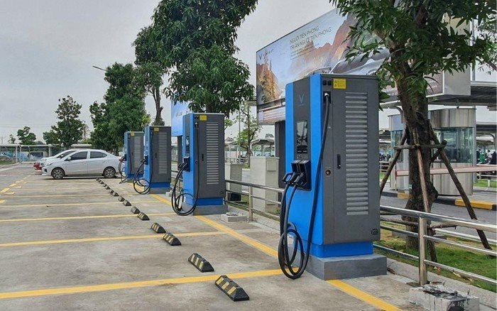C&ocirc;ng ty trạm sạc VinFast của tỷ ph&uacute; Phạm Nhật Vượng ra th&ocirc;ng b&aacute;o tạm ngừng một việc quan trọng - Ảnh 2.