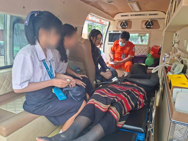 Đến nhận bệnh nh&acirc;n, đội cứu hộ su&yacute;t đứng tim v&igrave; gương mặt của c&ocirc; g&aacute;i: Lộ diện l&yacute; do ph&iacute;a sau- Ảnh 2.
