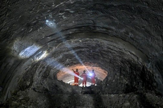 L&aacute;ng giềng Việt Nam thả cỗ m&aacute;y khổng lồ xuống nước, khoan xuy&ecirc;n nhiều lớp đất đ&aacute;, lộ diện 'kỳ quan' chưa từng c&oacute; dưới con s&ocirc;ng d&agrave;i thứ 3 thế giới - Ảnh 1.