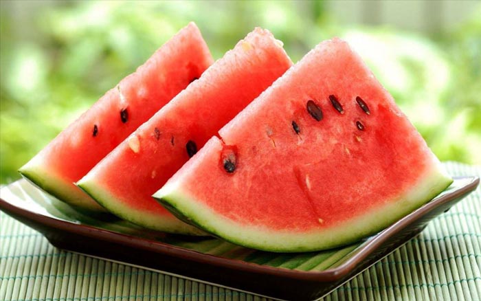 Nắng n&oacute;ng, hạn chế 2 thực phẩm quen thuộc v&agrave; bổ sung ngay 4 m&oacute;n n&agrave;y: To&agrave;n nguy&ecirc;n liệu b&aacute;n đầy chợ Việt, vừa ngon vừa gi&uacute;p cơ thể "hạ nhiệt"- Ảnh 1.